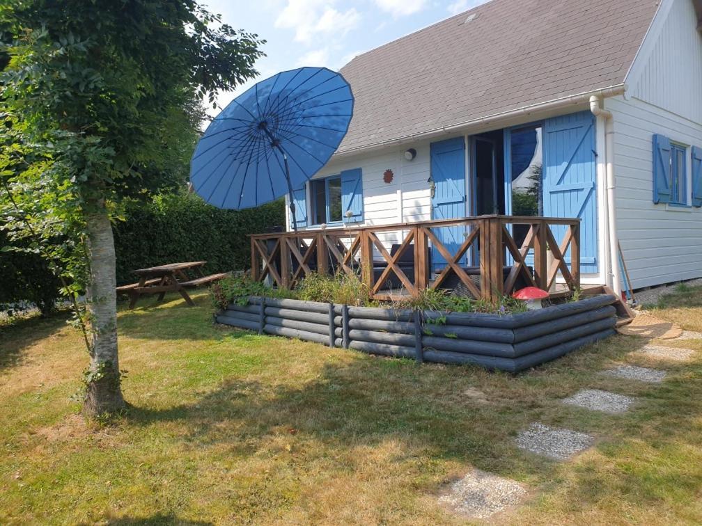 Gite Chalet Bleu Soleil Saint-Benoit-d'Hebertot エクステリア 写真